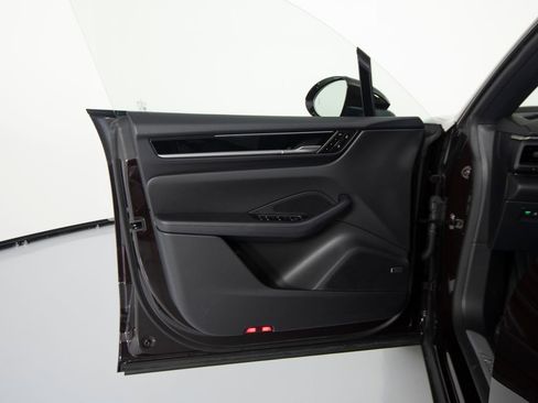 Certified 2025 Porsche Macan 4 Electric image 18