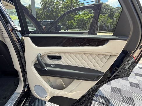Used 2020 Bentley Bentayga Plug-In Hybrid AWD/4WD image 23