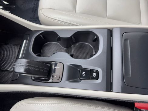 Used 2019 Volvo XC40 T4 Momentum image 32