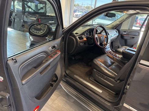 Used 2011 Cadillac Escalade Luxury image 23