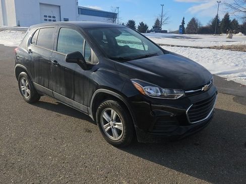 Used 2022 Chevrolet Trax LS w/ Tint and Cruise Package image 4