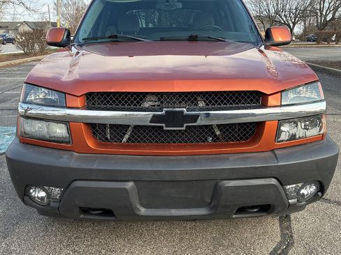 Used 2005 Chevrolet Avalanche LS w/ Sun And Sound Package image 2