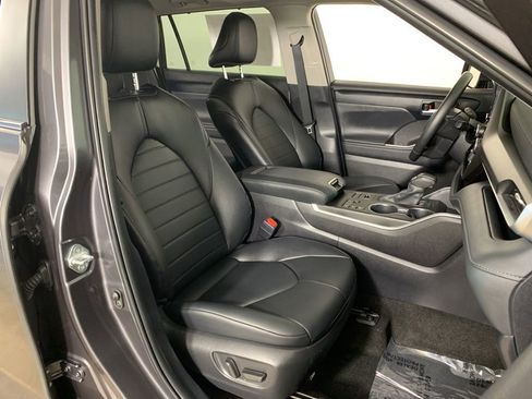 Used 2024 Toyota Highlander XLE AWD/4WD image 41