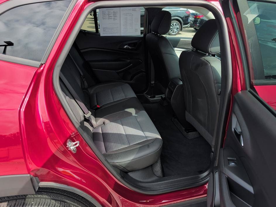 Used 2025 Chevrolet Trax LT w/ LT Convenience Package FWD image 13