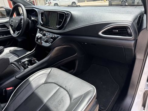 Used 2026 Chrysler Pacifica Limited FWD image 13