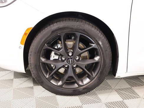 Used 2024 Chrysler Pacifica Touring-L w/ Uconnect Theater Family Group FWD image 20