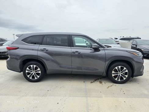 Used 2021 Toyota Highlander XLE FWD image 5
