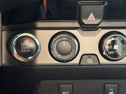 Used 2017 Toyota Tacoma TRD Off-Road w/ Tow Package image 10