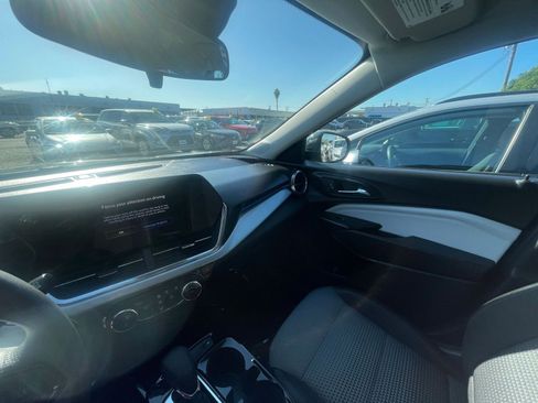 Used 2025 Chevrolet Trax LT image 35