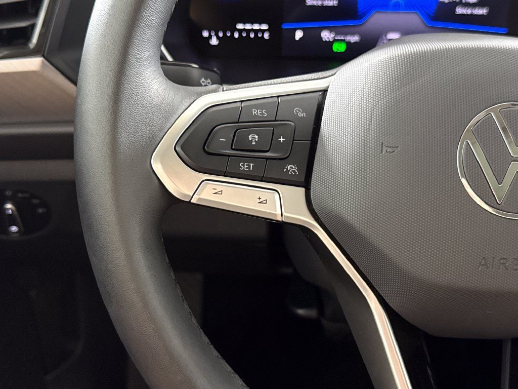 Used 2024 Volkswagen Jetta SE w/ Panoramic Sunroof Package FWD image 15
