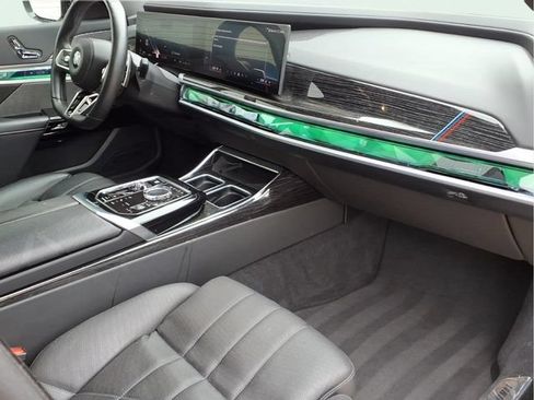 Used 2025 BMW 740i xDrive AWD/4WD image 25