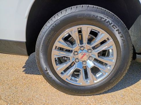 Used 2025 GMC Yukon Denali w/ LPO, Floor Liner Package RWD image 17