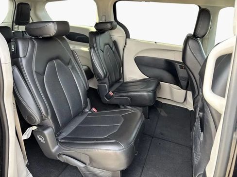 Used 2024 Chrysler Pacifica Touring-L FWD image 23