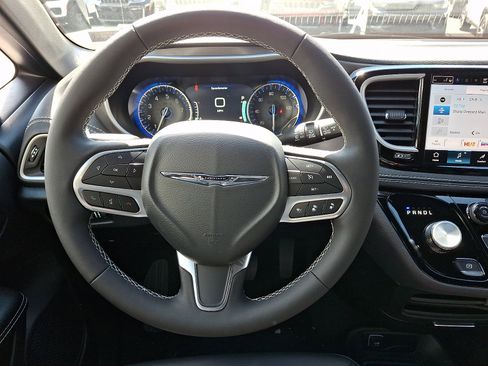 New 2026 Chrysler Pacifica Select image 12