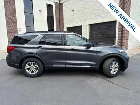 Used 2020 Ford Explorer XLT w/ Equipment Group 202A AWD/4WD image 8