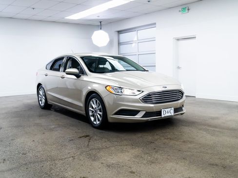 Used 2017 Ford Fusion SE image 24