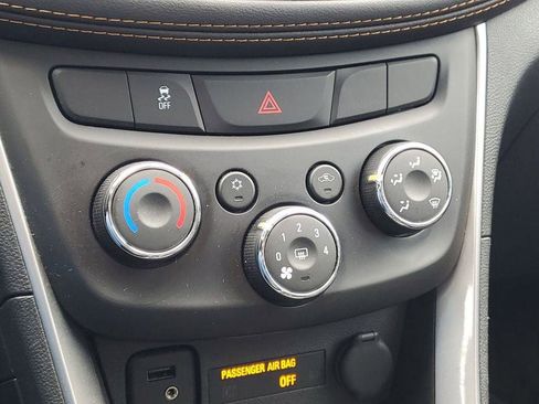 Used 2022 Chevrolet Trax LT w/ LT Convenience Package image 16