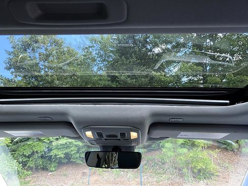 Used 2025 Toyota Highlander XLE FWD image 23