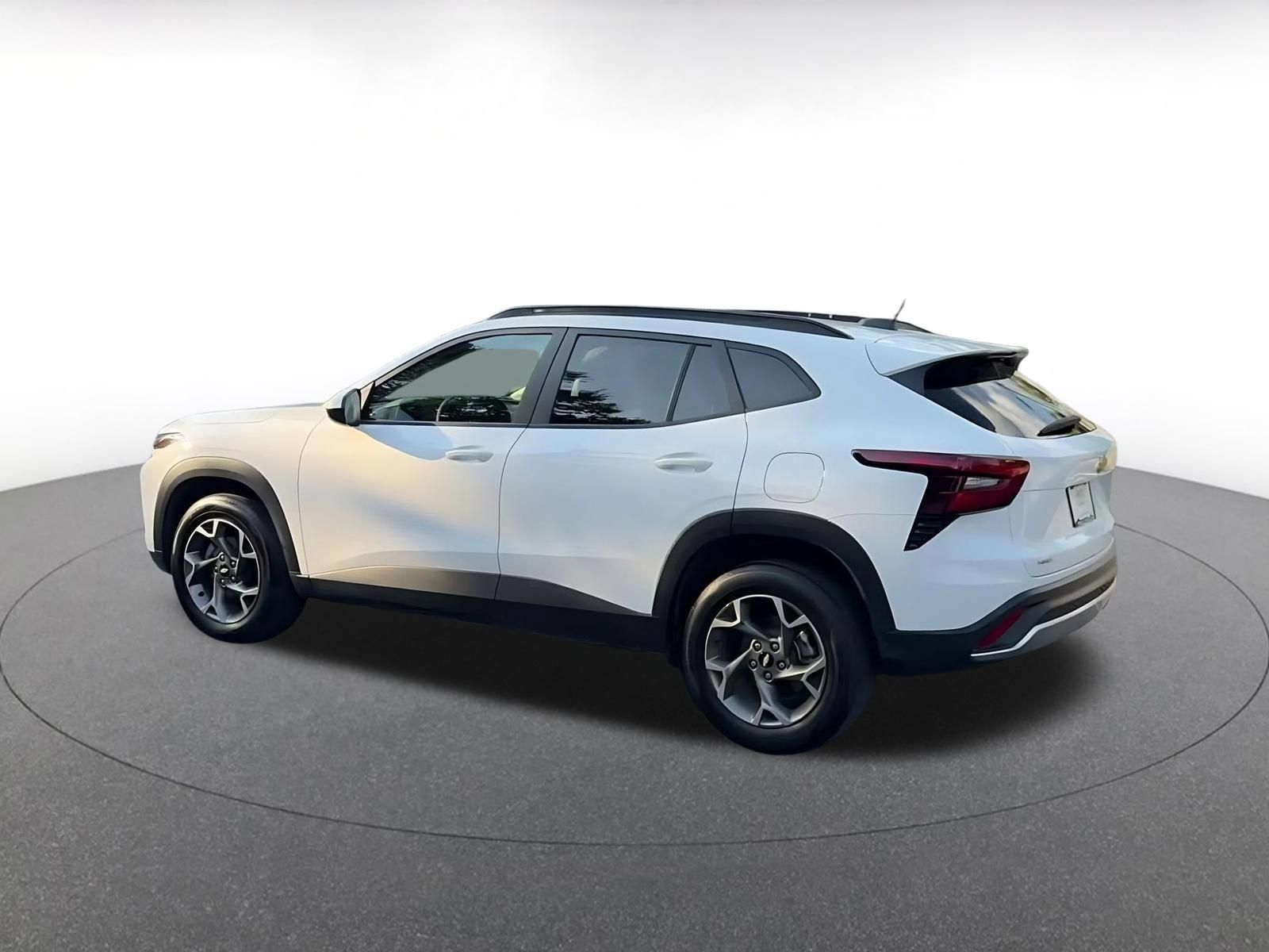Used 2025 Chevrolet Trax LT FWD image 9