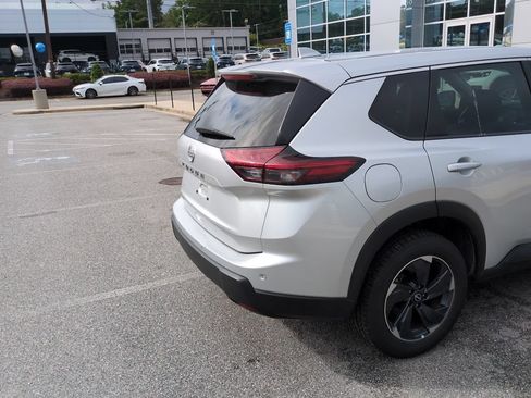 Used 2025 Nissan Rogue SV FWD image 4