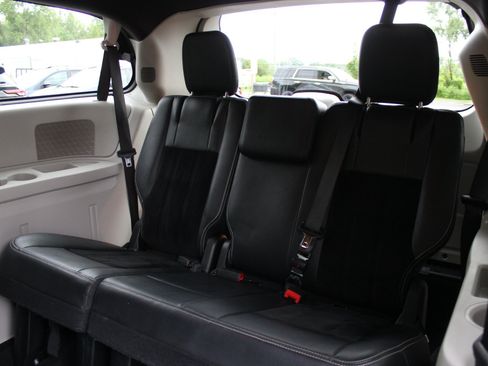 Used 2017 Dodge Grand Caravan SXT FWD image 32