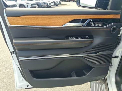 Used 2023 Jeep Grand Wagoneer Series III AWD/4WD image 12
