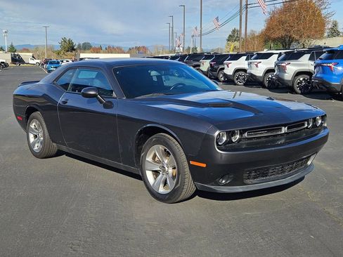 Used 2022 Dodge Challenger SXT RWD image 8