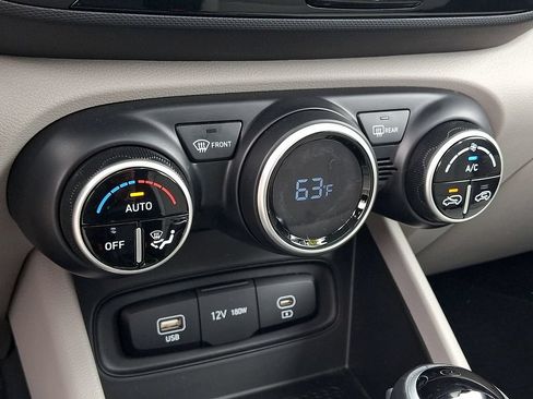 Certified 2024 Hyundai Venue SEL FWD image 20