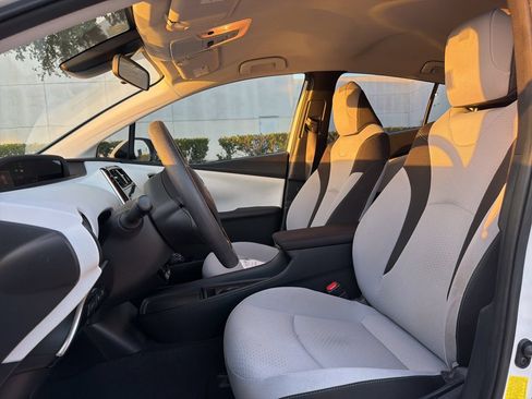 Used 2021 Toyota Prius LE FWD image 9