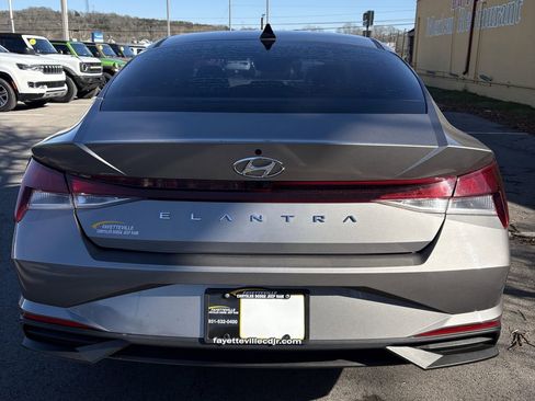 Used 2021 Hyundai Elantra SEL w/ Convenience Package image 4