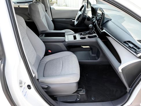 Used 2021 Toyota Sienna LE image 37