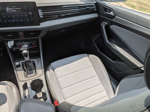 Certified 2025 Volkswagen Jetta SE FWD image 11