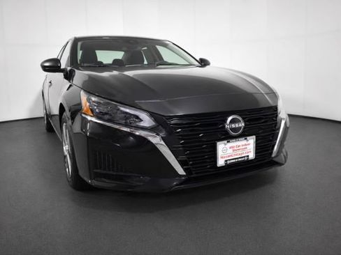Certified 2025 Nissan Altima 2.5 S FWD image 3