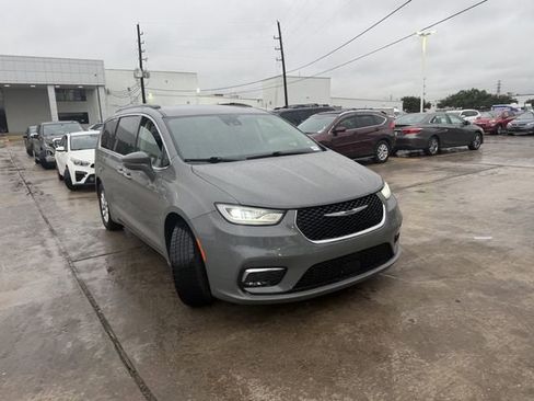 Used 2022 Chrysler Pacifica Touring-L FWD image 3