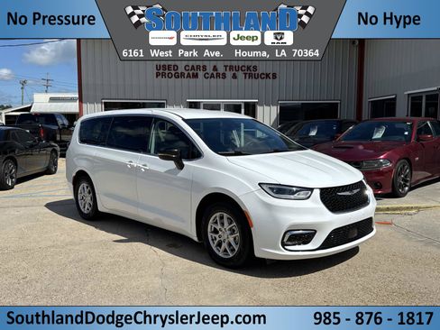 Used 2024 Chrysler Pacifica Touring-L FWD image 1
