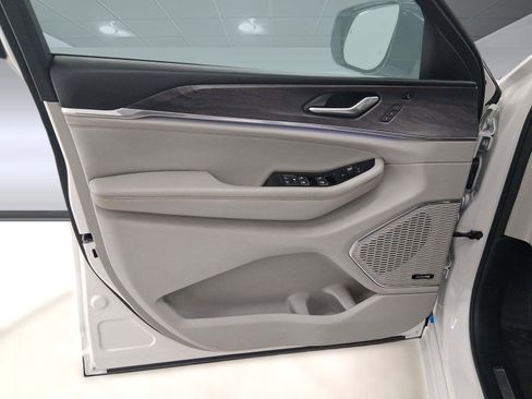 Used 2023 Jeep Grand Cherokee Overland w/ Adv Protech Group III image 12