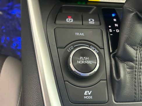 Used 2025 Toyota RAV4 XLE AWD/4WD image 46