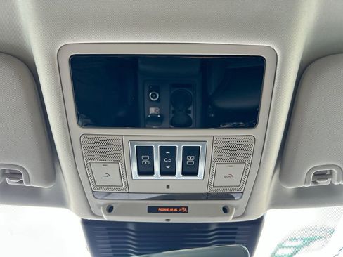 Used 2024 Land Rover Discovery S AWD/4WD image 40