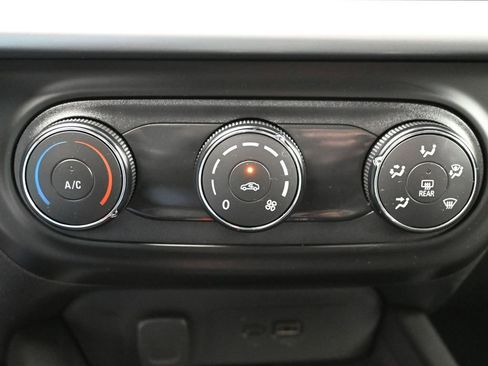 Used 2025 Chevrolet Trax LS image 22