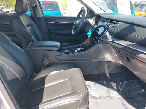 Used 2024 Jeep Grand Cherokee Limited image 10