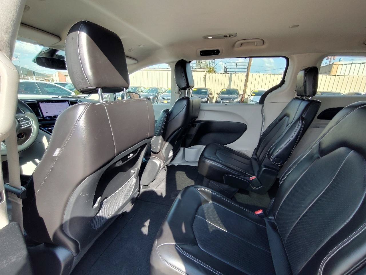 Used 2023 Chrysler Pacifica Touring-L FWD image 36