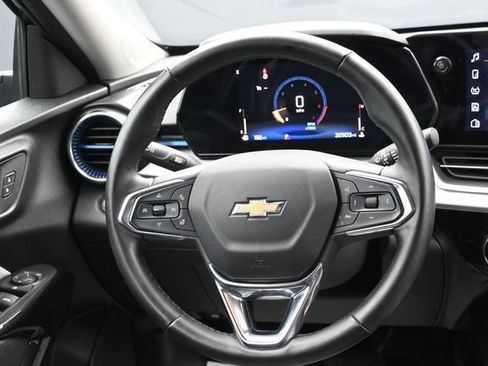 Used 2025 Chevrolet Trax LT w/ LT Convenience Package FWD image 14