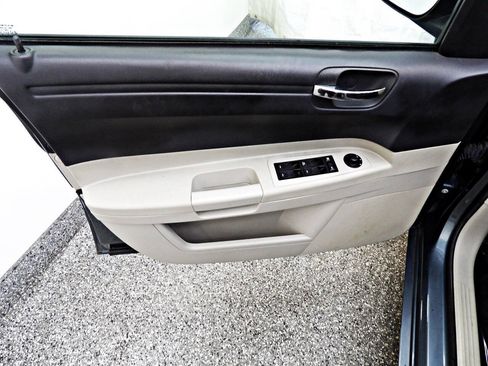 Used 2006 Chrysler 300 RWD image 7
