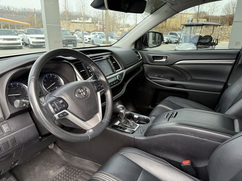 Used 2017 Toyota Highlander SE image 23