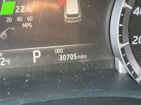 Used 2024 Toyota Highlander XLE FWD image 12