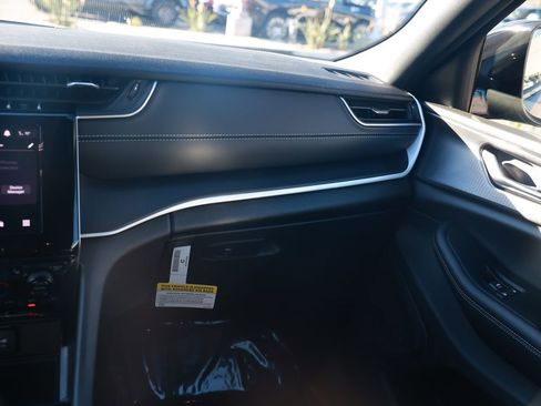 New 2025 Jeep Grand Cherokee Altitude image 25