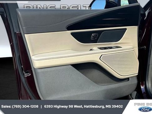 Used 2024 Lincoln Nautilus Premier image 17