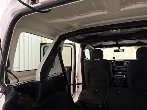 Used 2019 Jeep Wrangler Unlimited Sahara w/ Uconnect 4C Nav & Sound Group AWD/4WD image 18