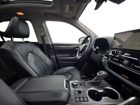 Used 2023 Toyota Highlander Platinum AWD/4WD image 16