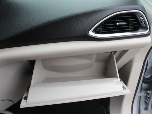 Used 2024 Chrysler Pacifica Select image 55